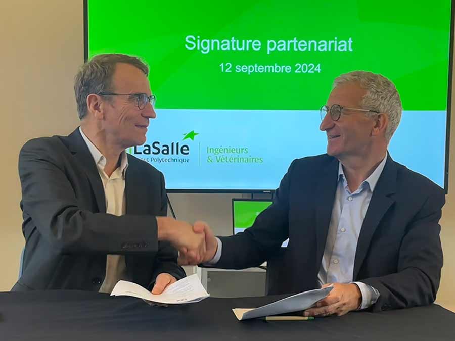 Philippe Choquet, Directeur Général d'UniLaSalle, et Pierre Van Den Bossche, Directeur des Ressources Humaines de LDC et Alumni d'UniLaSalle se serrent la main